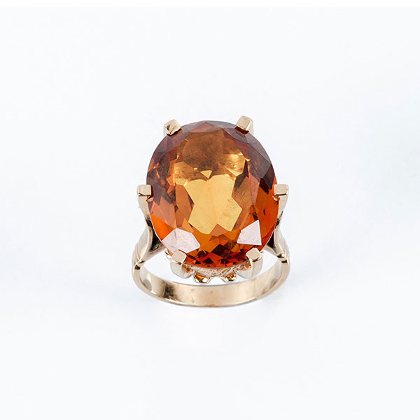 Sortija vintage en sólida montura de oro rosa 18 K con un gran topacio oval, color naranja, en garras (1 top: 13 ct aprox.).