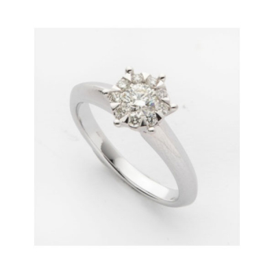 Solitario en oro blanco con diamante talla brillante central y orla de 12 diamantes talla brillante con un peso total de 0,50.