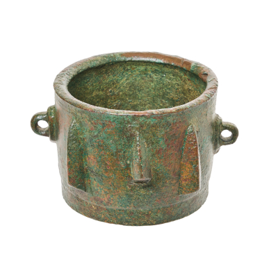 Mortero gótico de período nazarí en bronce con decoración de gallones triangulares con dos asas laterales, s.XIV-XV.