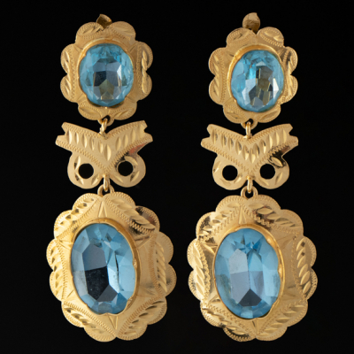 Pareja de pendientes largos en oro amarillo de 18 kt. con topacios azules.