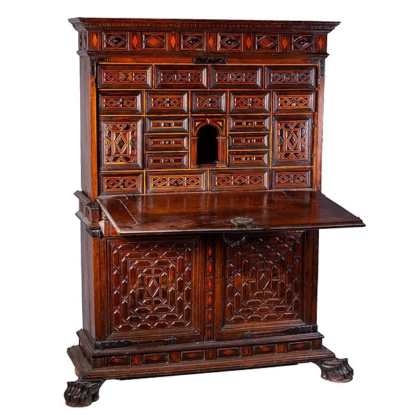 Escritorio de nogal valenciano del S. XVII