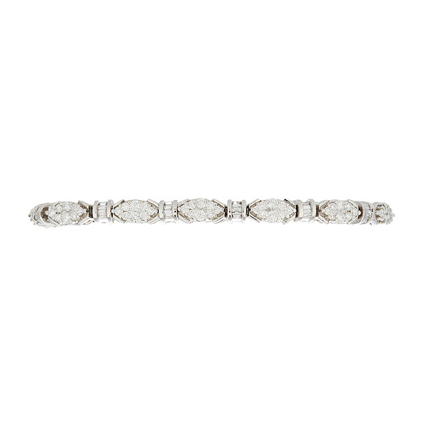 Pulsera en oro blanco con motivos ojivales de diamantes talla brillante y separadores de diamantes talla baguette.