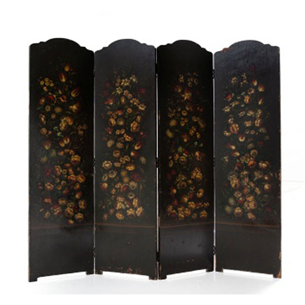 Biombo de 4 hojas en madera lacada en negro y pintada con decoración de flores. Trasera forrada en pana beige rematada con tachuelas.  Época: S. XIX