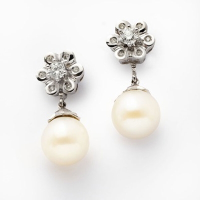 Pendientes desmontables en oro blanco con diamantes talla brillante formando una flor con un peso total de 0,60 cts. aprox. y perlas australianas.