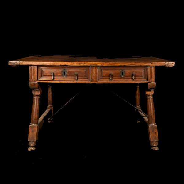 Mesa frailera de cuatro cajones, Escuela Espa&ntilde;ola, Siglo XVII.   Madera de nogal tallada