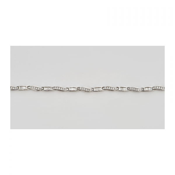 Pulsera en oro blanco con eslabones alternados de diamantes tallas brillante y trapecio engastados en carril.