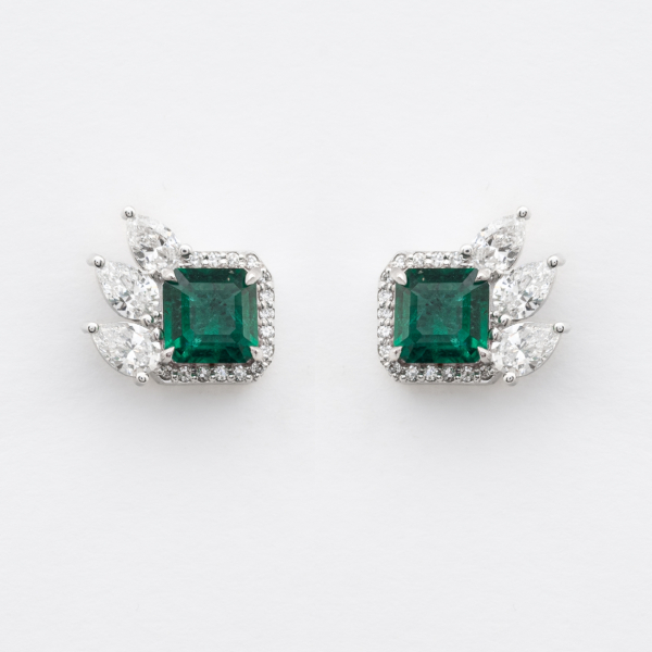 Pendientes en oro blanco con esmeralda (Zambia) talla octogonal orlada por diamantes tallas brillante y perilla. 