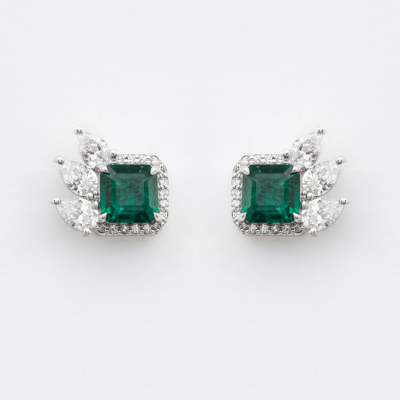 Pendientes en oro blanco con esmeralda (Zambia) talla octogonal orlada por diamantes tallas brillante y perilla. 