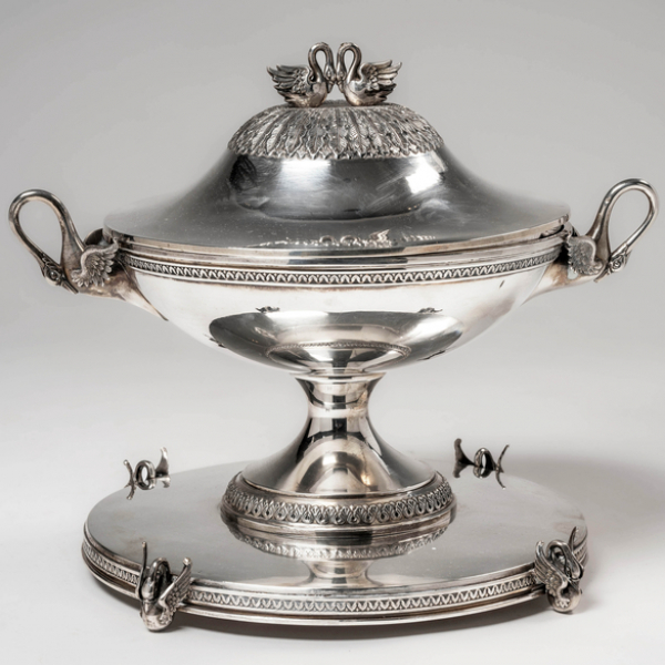 Importante centro de plata estilo Imperio en plata española y punzonada del siglo XX.