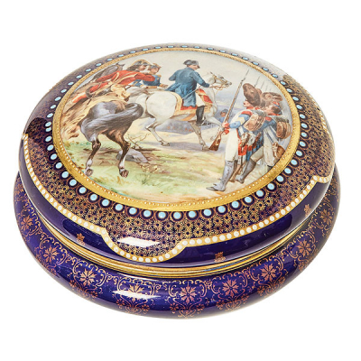 Caja bombonera en porcelana francesa con decoración estampada de Napoleón