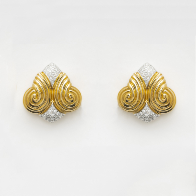 VASARI. Pendientes dise&ntilde;o gallonado en oro bicolor con motivos geom&eacute;tricos de diamantes talla brillante en ambos extremos.