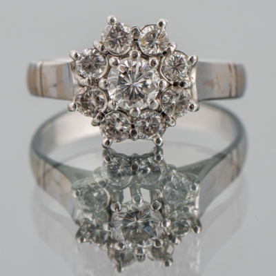 Anillo en forma de rosetón en oro blanco de 18kt y brillantes.