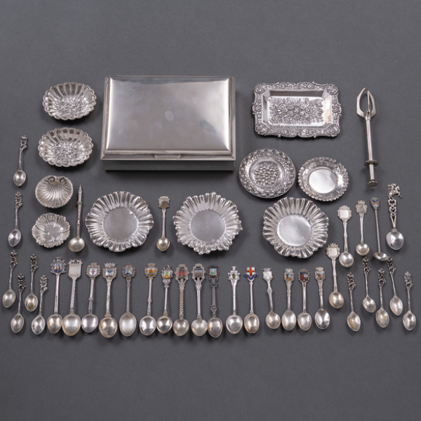 Miscelánea de piezas de plata española y punzonada. Siglo XX, Ley, 925.