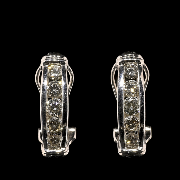 Pendientes de medio aro en oro blanco de 18 k y diamantes. 