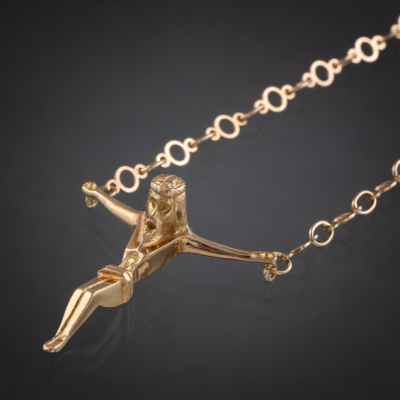 Cadena y colgante en forma de cristo crucificado en oro amarillo de 18 kt.