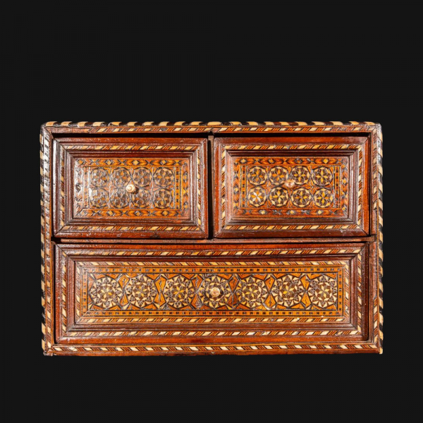 Peque&ntilde;o bargue&ntilde;o Hispano Morisco con taracea geom&eacute;trica, Granada siglo XVI-XVII.