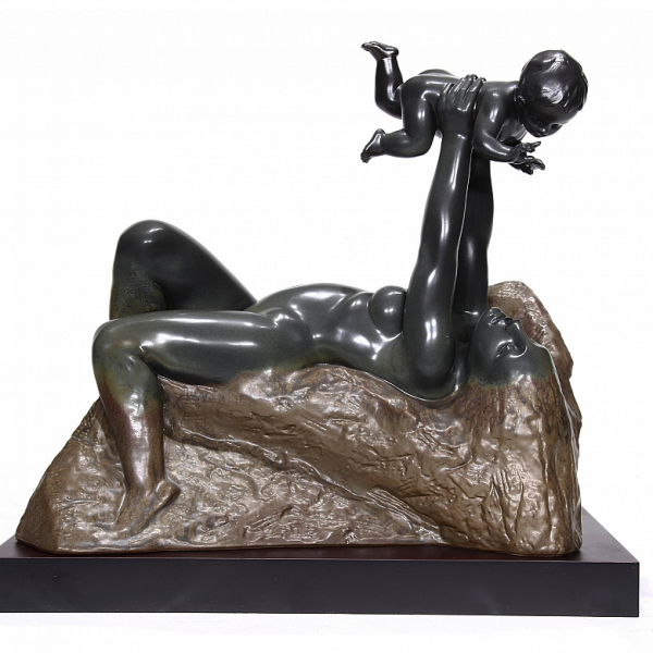 Lladró &quot;Regalo de vida&quot;.     Porcelana gres con decoración oscura.  