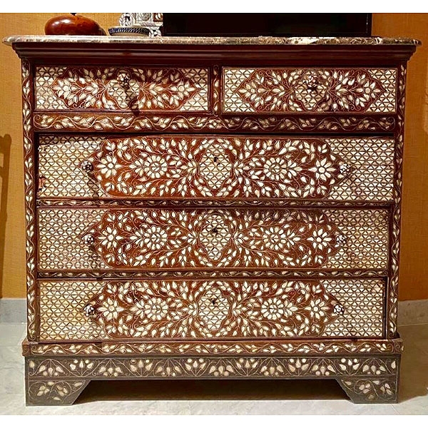 Cómoda siria con incrustaciones de nácar, S.XX