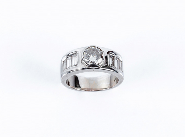 Anillo solitario con un diamante central, talla brillante moderna 