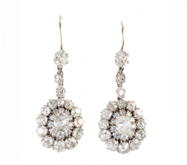 Pendientes largos de pp. S. XX con roset&oacute;n oval de brillantes de talla antigua en dos orlas de tama&ntilde;o creciente hacia la base.