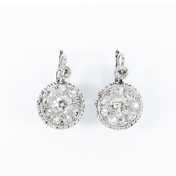 Bonitos pendientes antiguos, en platino, con motivo en rosetón de limpios y blancos diamantes, talla brillante antigua