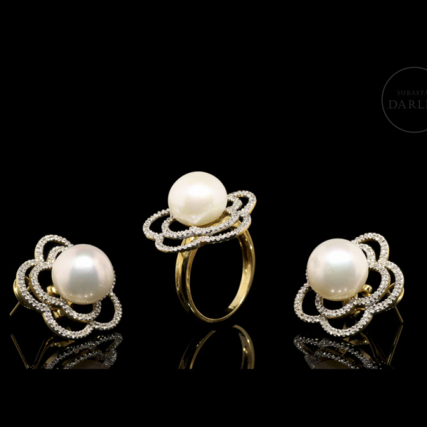 Conjunto en oro amarillo de 18 kt con perlas y diamantes.     Formado por un anillo y pendientes. 