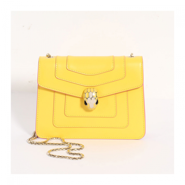 BVLGARI. Bolso modelo «Serpenti forever» en piel de becerro Shiny Brushed de tonalidad amarillo y laterales en rosa empolvado con detalles en rosa.
