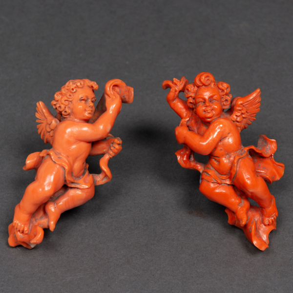 Pareja de &aacute;ngeles en coral rojo. Trabajo Italiano siglo XX