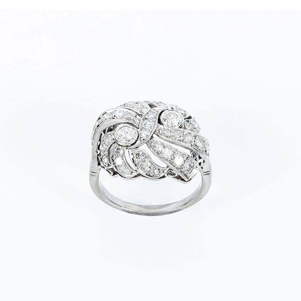 Sortija de época, art-decó, en platino, con motivo 'tú y yo' con dos limpios y blancos diamantes centrales, talla brillante