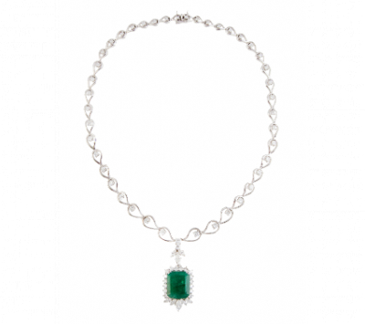 Collar con centro de esmeralda talla esmeralda de 7 ct aprox orlada de brillantes.  En oro blanco de 18K.