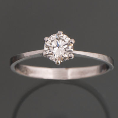 Anillo solitario en oro blanco de 18kt con diamante talla brillante de 0,25Qt. (Aprox)