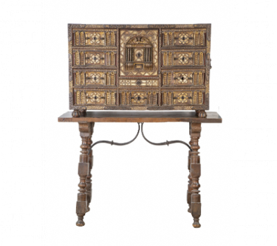 Papelera de madera tallada y dorada, sobre mesa.  Trabajo salmantino, S. XVIII. 