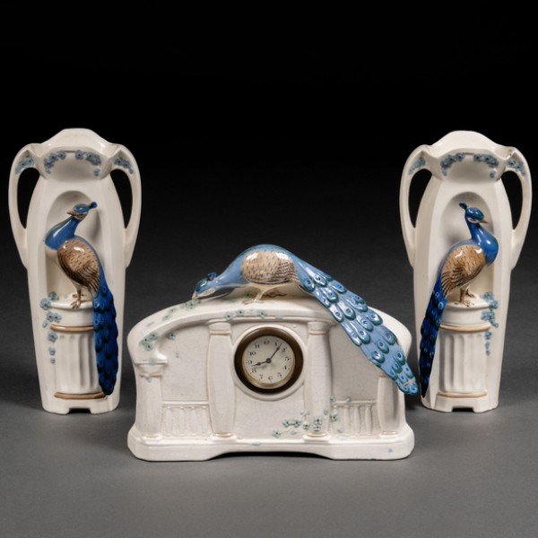Guarnición de reloJ y jarrones en cerámica vidriada decorados con faisanes. Siglo XX.