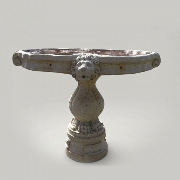 Fuente veneciana o antiguo baptisterio de mármol de Istria con decoración de leones, Italia, siglo XIX. 