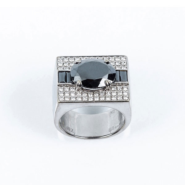 Sortija en sólida montura de oro blanco de la firma SUAREZ, colección &#039;ELITE by You&#039; nº 2. Diseño rectangular sobre pavé de brillantes con centro de hematite oval, en garras, y banda en baguette de piedras negras.