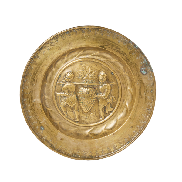 Plato petitorio de limosna en lat&oacute;n repujado con decoraci&oacute;n N&uacute;remberg, Alemania, fles. del s.XV-ppios. del s.XVI.