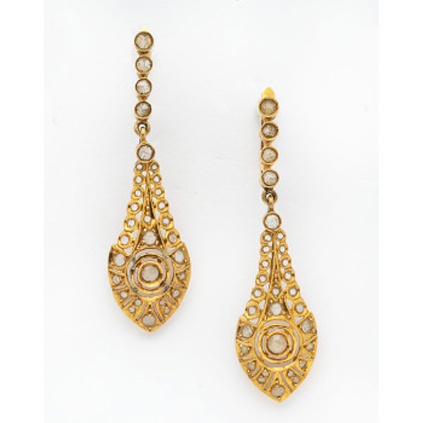 Pendientes largos antiguos en oro amarillo y diamantes.