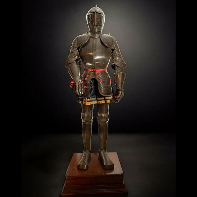Excepcional Armadura Renacentista de Caballero del siglo XVI, con todos sus elementos originales, 187 x 68 x 52 cm.