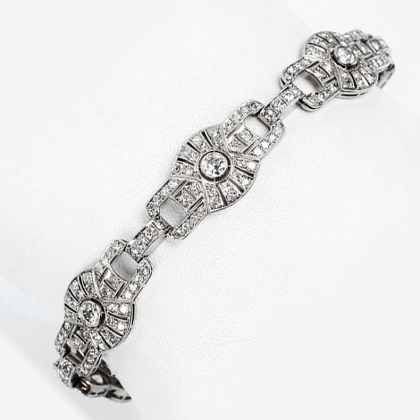 Bello brazalete antiguo, época 'art-decó', en platino, formado por eslabones ovales, con un limpio y blanco diamante central