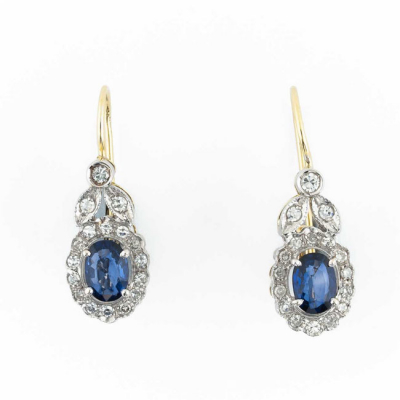 Bonitos pendientes zarcillo largos, vintage, en oro amarillo, con motivo colgante con centro de zafiro fino azul, talla oval, orla y hojitas superiores de limpios y blancos diamantes 