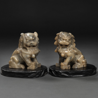 Pareja de leones Fo&oacute; realizados en piedra de jade. Trabajo Chino, Siglo XX