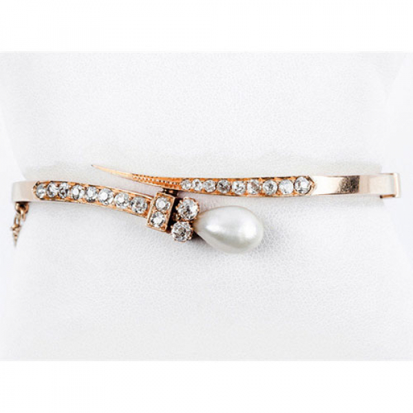 Brazalete esclavo antiguo en oro rosa, diseño de doble brazo con motivo central de blancos diamantes talla &#039;cojín&#039;, y una bella perla natural en perilla