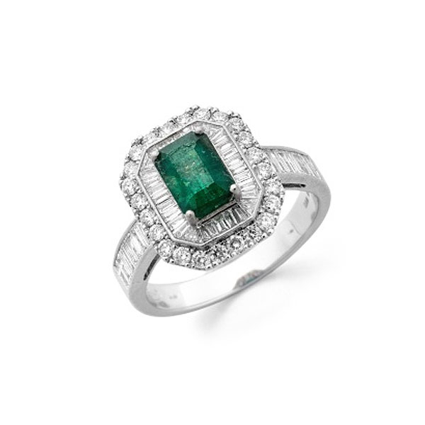 Sortija en oro blanco con esmeralda central, orla de diamantes talla baguette y orla de diamantes talla brillante alrededor.