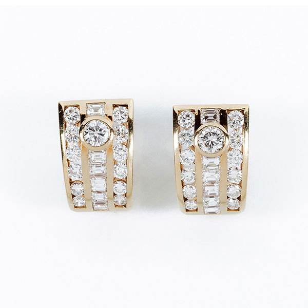Pendientes de alta joyería en sólida montura de oro amarillo con un limpio y blanco diamante talla brillante