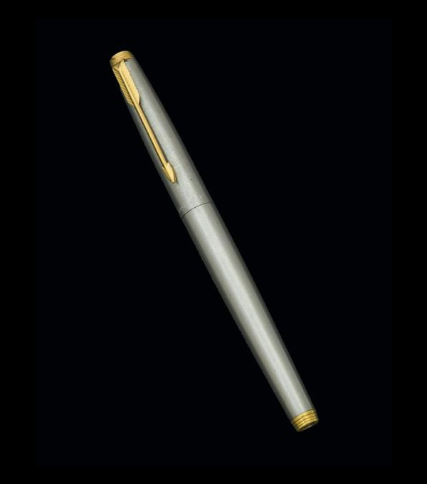 Estilográfica Parker &quot;75 Flighter&quot;.   Francia, circa 1980, realizada en acaero. Plumín original en oro de 18 K.