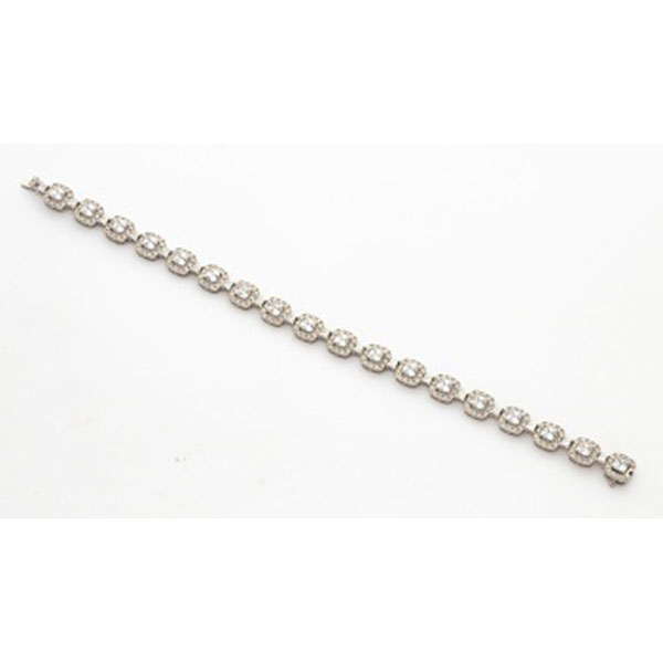 Pulsera en oro blanco formando cuadrados cuajados de diamantes talla brillante y unidos por diamantes talla brillante