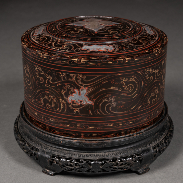Caja de ofrendas circular en madera lacada en negro con decoraci&oacute;n de dorado y aplicaciones en plata dinast&iacute;a Qing(1644-1912)