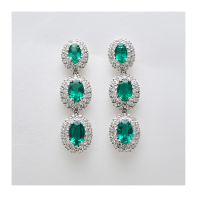 Pendientes largos con tres rosetones de esmeralda talla oval orlada por diamantes talla brillante.