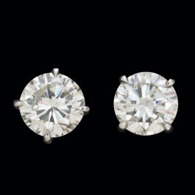 Pendientes de oro blanco de 18 K. y dormilonas de brillantes de un peso total de 2 cts.  