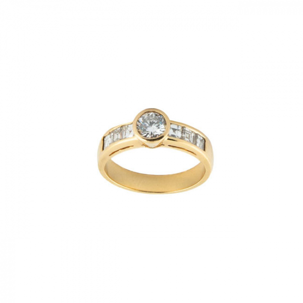 Anillo solitario vintage en sólida montura de oro amarillo con un limpio y blanco diamante natural 